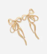 Caravanas medianas de metal con diseño en forma de lazo y acabado dorado con superficie texturizada.