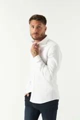 Camisa blanca de hombre, de corte slim, con cuello italiano y logo bordado.