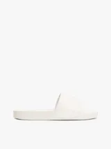 Chancletas Tommy Jeans blancas acharoladas, con logo tonal en relieve en la tira.