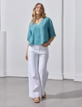 Blusa color beige de lyocell, con escote en V y detalle central en el frente.