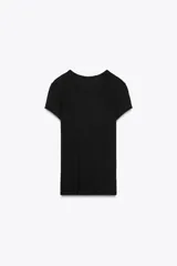 Camiseta rosa de viscosa, corte slim fit, cuello redondo y manga corta.