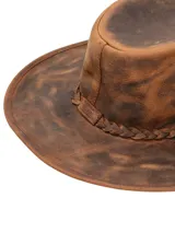 Sombrero de cuero marrón con ala ancha y banda trenzada alrededor de la base de la copa.