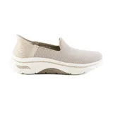 Championes Skechers Slip-ins Go Walk Arch Fit 2.0, color beige, con capellada de malla deportiva, plantilla Arch Fit removible, amortiguación Ultra Go y tecnología Comfort Pillars.