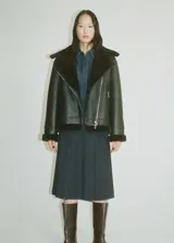 Falda midi negra de algodón con diseño evasé, tiro medio, hebilla decorativa y diseño de tablas.