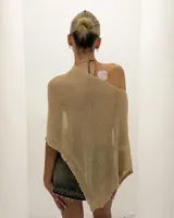 Poncho de punto ligero color beige, con caída asimétrica y textura acanalada.