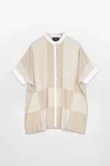 Camisola amplia tipo vestido, confeccionada en mezcla de lino, con cuello mao y abotonada adelante.