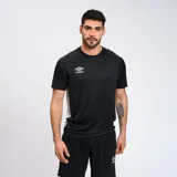 Remera deportiva negra con detalles en gris en los laterales y logo de Umbro estampado en blanco en el pecho.