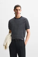 Camiseta azul marino de punto con mezcla de viscosa, corte regular fit, cuello redondo, manga corta y terminaciones en rib.