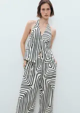 Pantalón de lino y algodón con estampado geométrico en blanco y negro, tiro medio, corte recto y largo.