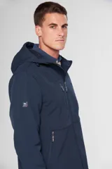Campera negra de neopreno con interior de micropolar y capucha. Tiene bolsillos delanteros y en el pecho con cierre metálico personalizado.