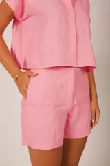 Short de vestir color rosado, de tiro alto, con bolsillos laterales y presillas para cinturón.