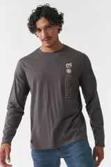 Remera de manga larga color beige con escote redondo y estampado gráfico en el frente.
