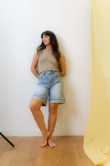 Bermuda de denim celeste con ruedo desflecado y doblez.