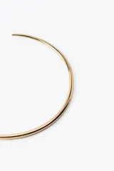 Gargantilla rígida dorada, tipo choker, con abertura en la parte delantera.