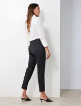 Pantalón de mujer Zac & Rachel, color negro con estampado de cuadrillé sutil en tonos grises. Es de tiro alto, corte slim y largo al tobillo.