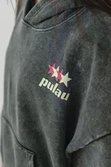 Canguro gris con capucha y bolsillo delantero tipo canguro. Estampado en el pecho con el logo de la marca Pulau en negro y rojo.