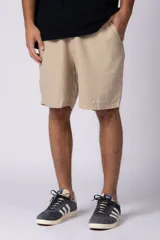 Bermudas color beige de lino, con cintura elástica y bolsillos laterales.