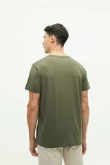 Remera blanca de manga corta con cuello en V, corte regular y logo bordado.