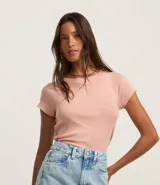 Remera básica de ribana de viscosa, con textura ligera y agradable, cuello redondo y mangas cortas raglán.