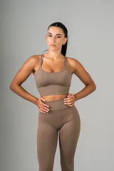 Conjunto deportivo color marrón compuesto por un top con tirantes finos y calza larga de cintura alta.