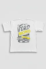 Remera blanca con estampa trasera de un Ford Bronco amarillo y texto "Ford Bronco" en tipografía vintage.