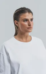 Remerón blanco de corte extra oversize y hombros caídos, confeccionado en algodón premium americano muy suave al tacto. Cuello rib redondo al tono con doble costura.