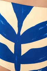 Calzón de bikini de talle alto con estampado de hojas azules y blancas.