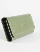 Billetera grande de cuero vegano color marrón, con cierre tipo flap y diseño elegante.