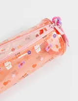 Cartuchera cilíndrica de PVC transparente con estampado de gatos, corazones y texto en japonés. Incluye cierre superior con dije de flor de acrílico.