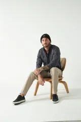 Camisa de hombre color marrón con efecto stone wash, fit regular, cuello americano, cierre con botones, dos bolsillos frontales con botón y mangas largas con puños abotonados.