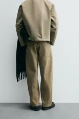 Pantalón de jean color verde oliva, corte balloon fit, con cinco bolsillos, efecto lavado y costuras giradas hacia adelante.