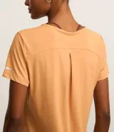 Remera deportiva blanca texturizada, con cuello redondo, manga corta, detalle reflectante y pliegue en la espalda.