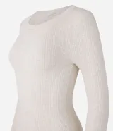 Suéter negro de punto acanalado con mangas largas y cuello redondo.