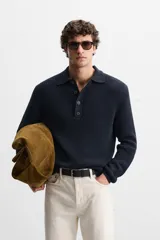 Polo de hombre regular fit, de punto tejido en hilatura con mezcla de algodón. Cuello solapa con cierre frontal de botonadura, manga larga y acabados en rib.