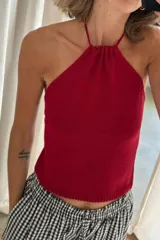 Top halter tejido en color rojo, con tirantes finos que se atan al cuello.