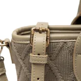 Cartera tipo tote color verde con diseño tejido formando rombos y logo XL Extra Large al frente en símil cuero. Tiene acceso con cierre, correa regulable, un bolsillo interno con cierre y otro abierto. El interior es de tela de algodón y poliéster.