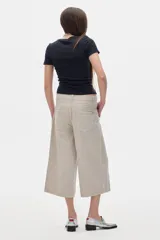 Pantalón jean de corte ancho, color beige claro.