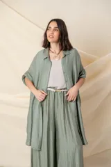 Camisa larga verde salvia de viscosa y tencel, con calce holgado y bolsillos laterales.