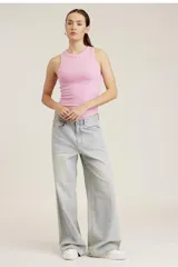 Musculosa rosa de algodón con cuello redondo y sisas anchas.