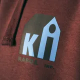 Canguro marrón con capucha, bolsillo tipo canguro y logo estampado en el pecho.