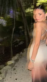 Vestido midi ajustado al cuerpo, confeccionado en doble tela de microtul elastizado con degradé de color que va del negro al beige y al rosa. Tiene escote drapeado y breteles finos.