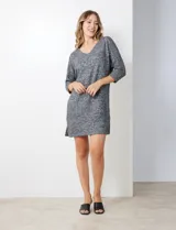 Vestido corto gris melange de tejido soft, con escote en V y mangas 3/4 japonesas en tejido rib.