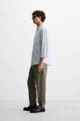 Pantalón de vestir azul marino, de corte recto, confeccionado en lino.