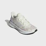 Championes de running Adidas Ultrarun 5, color crema con estampado sutil en rosado y detalles en lila. Cuentan con tres franjas blancas características de la marca y una suela gruesa blanca con base negra.