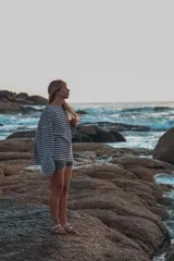 Buzo reversible de manga larga con estampado de rayas horizontales blancas y azul marino en un lado, y liso azul marino en el otro. Presenta cuello redondo y un corte holgado.