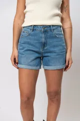 Short de jean celeste con tiro alto y dobladillo en el ruedo.