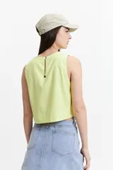 Blusa color borgoña, estilo musculosa, de corte crop y escote redondo.