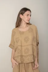 Blusa italiana suelta de lino color crudo con estampado al tono.