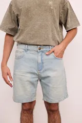 Bermuda de jean celeste, corte clásico, con bolsillos delanteros y traseros.