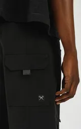 Bermuda negra de nylon y spandex, con calce relax-fit, cintura elástica con cordón de ajuste, bolsillos delanteros con fuelle y tejido Water Repellent.